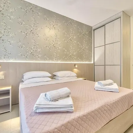 Artemis Hill Apartment *